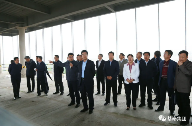 榆陽區(qū)召開高新區(qū)重點(diǎn)項(xiàng)目建設(shè)現(xiàn)場(chǎng)調(diào)度會(huì)