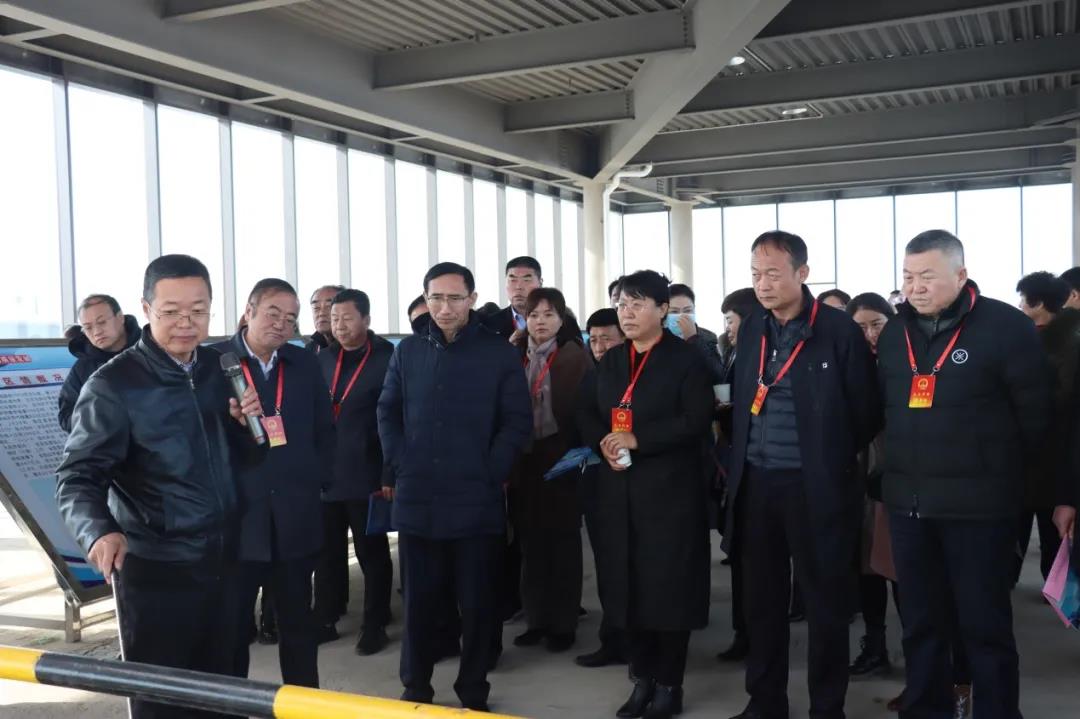 在榆省、市、區(qū)人大代表視察體育小鎮(zhèn)項(xiàng)目